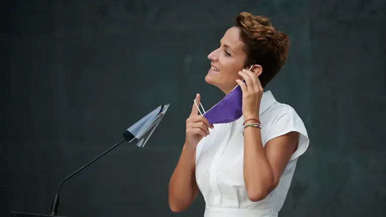 La presidenta del Gobierno de Navarra, María Chivite, se quita la mascarilla para atiender a los medios de comunicación. PABLO LASAOSA
