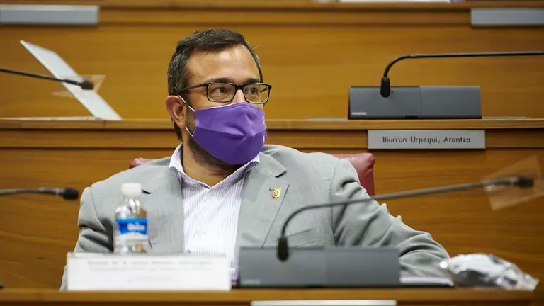 Javier Remírez, Vicepresidente del Gobierno de Navarra en su asiento del Parlamento. PABLO LASAOSA