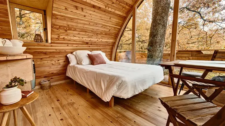 Vista interior de una de las cabañas de Basoa Suites. Booking