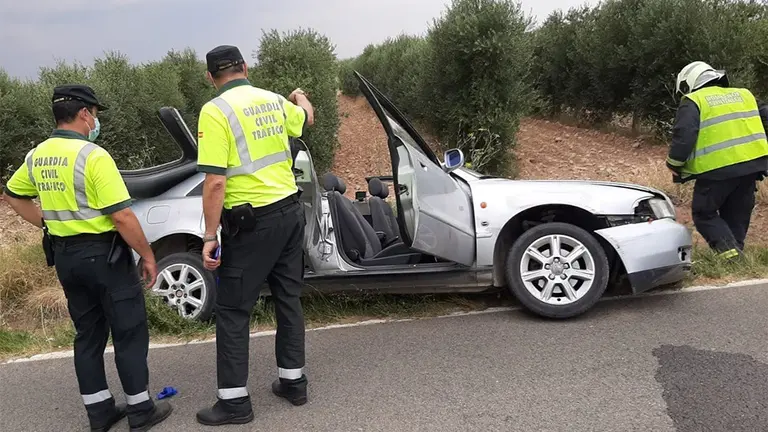 Agentes de la Guardia Civil junto al vehículo accidentado en Murchante - GUARDIA CIVIL