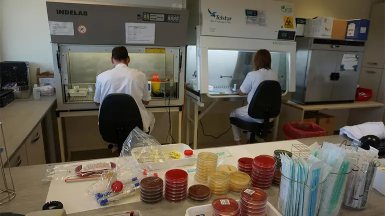 Dos profesionales trabajan con las nuevas maquinarias del Hospital Reina Sofía. GOBIERNO DE NAVARRA