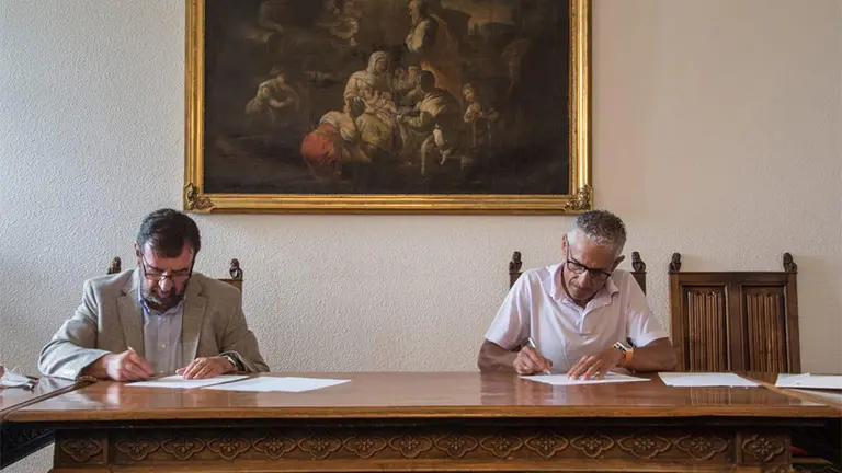 Firma del convenio entre la empresa Etxenike Bio y la Asociación de Amigos de Roncesvalles. CEDIDA