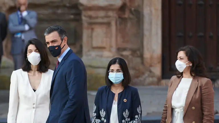 El presidente del Gobierno, Pedro Sánchez en su llegada a la XXI Conferencia de Presidentes, recibido por la presidenta del Senado, Pilar Llop(i), la ministra de Política Territorial, Carolina Darias(cd) y la presidenta de La Rioja, Concha Andreu. PABLO LASAOSA