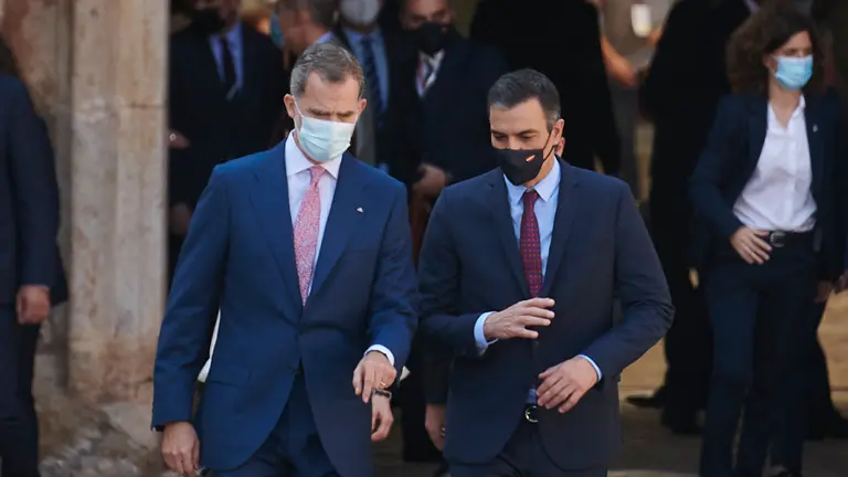 Pedro Sánchez despide al Rey Felipe VI durante la XXI Conferencia de Presidentes celebrada en San Millán de la Cogolla. PABLO LASAOSA