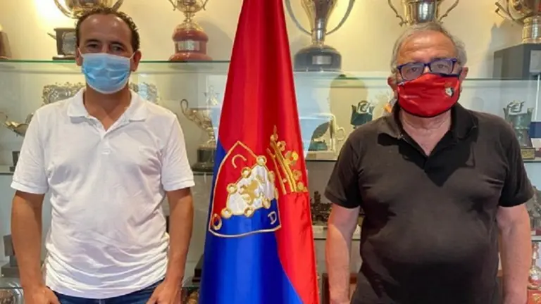 El presidente de Osasuna, Luis Sabalza, y el del Valtierrano, Bautista Mena, tras firmar el acuerdo de colaboración OSASUNA