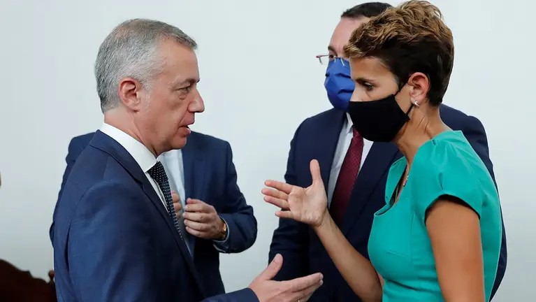 GRAF7620. SAN MILL&#193;N DE LA COGOLLA (LA RIOJA), 31/07/2020.- El lehendakari en funciones del Pa&#237;s Vasco, &#205;&#241;igo Urkullu (d), habla con la presidenta del Gobierno de Navarra, Mar&#237;a Victoria Chivite Navascu&#233;s (d), durante la XXI Conferencia de Presidentes, este viernes en el monasterio de San Mill&#225;n de Yuso, en San Mill&#225;n de la Cogolla. EFE/ Chema Moya