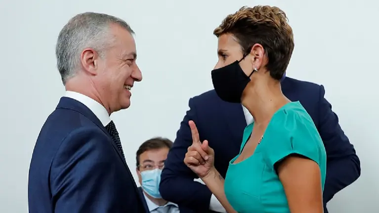 GRAF7620. SAN MILL&#193;N DE LA COGOLLA (LA RIOJA), 31/07/2020.- El lehendakari en funciones del Pa&#237;s Vasco, &#205;&#241;igo Urkullu (d), habla con la presidenta del Gobierno de Navarra, Mar&#237;a Victoria Chivite Navascu&#233;s (d), durante la XXI Conferencia de Presidentes, este viernes en el monasterio de San Mill&#225;n de Yuso, en San Mill&#225;n de la Cogolla. EFE/ Chema Moya