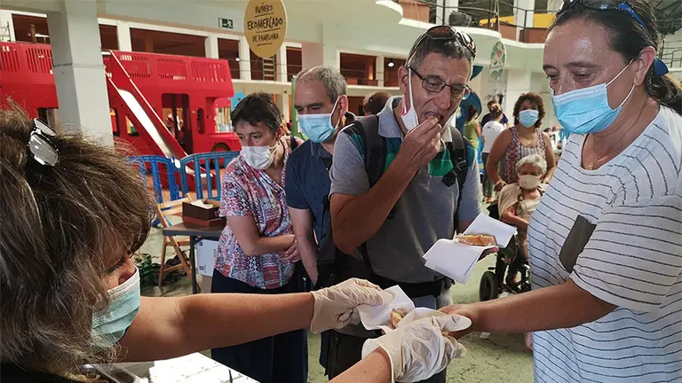 Varias personas en el quinto EKOmercado de Pamplona disfrutando de la cata de trufas de verano. CEDIDAS