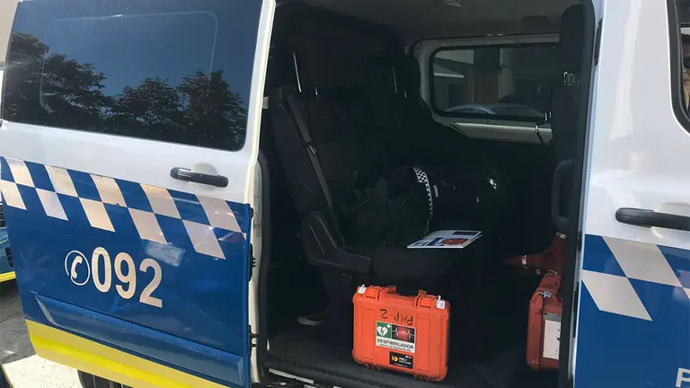 Furgoneta de la Policía Municipal de Pamplona con un maletín que guarda el desfibrilador en su interior. Twitter