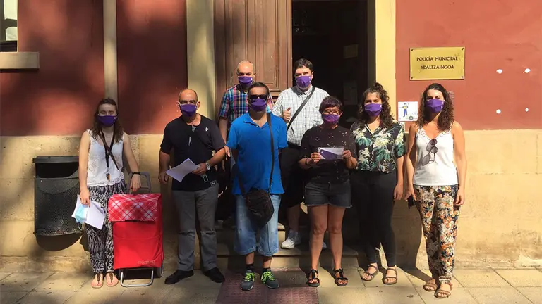 Usuarios de Ordoiz con las mascarillas junto al ayuntamiento y al personal del Área. CEDIDA