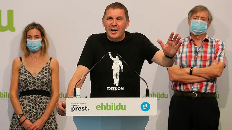 GRAF7878. SAN SEBASTIÁN, 01/08/2020.- El coordinador de EH Bildu, Arnaldo Otegi (c), acompañado por Miren Zabaleta (i) y Rafa Díaz (d) durante una rueda de prensa este sábado tras la anulación por parte del Tribunal Supremo de la sentencia del caso Bateragune por la que él y otros cuatro acusados fueron condenados a penas de entre seis y seis años y medio de cárcel. EFEEFE/ Gorka Estrada
