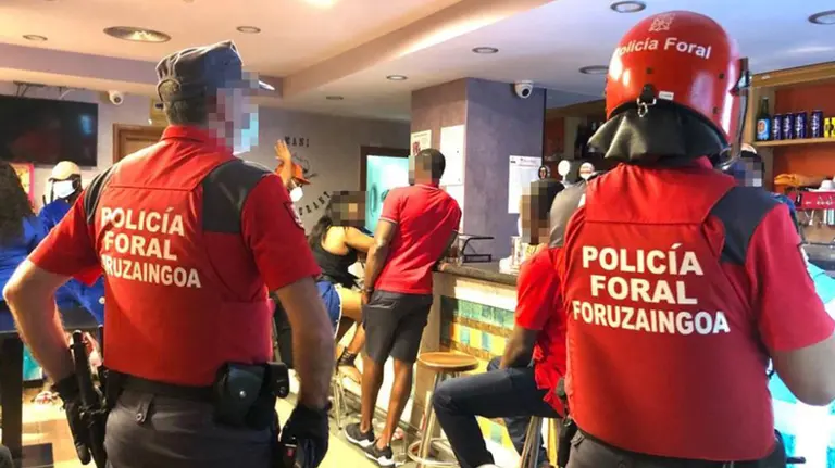 Desalojo de un bar en Pamplona por estar abierto una vez pasada la hora de cierre POLICÍA FORAL