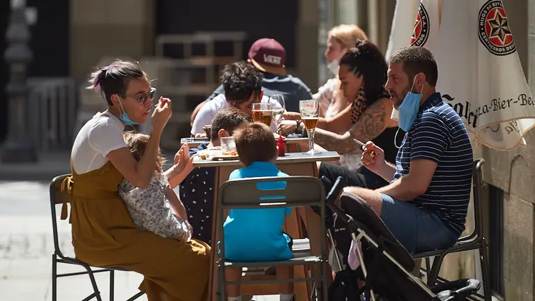 Las terrazas y calles de Pamplona en pleno verano durante la crisis del coronavirus. MIGUEL OSÉS