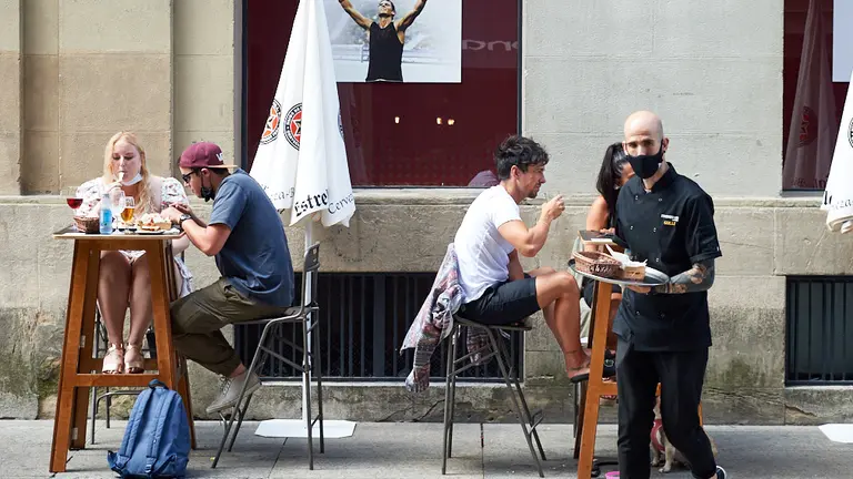 Las terrazas y calles de Pamplona en pleno verano durante la crisis del coronavirus. MIGUEL OSÉS