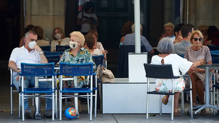 Las terrazas y calles de Pamplona en pleno verano durante la crisis del coronavirus. MIGUEL OSÉS