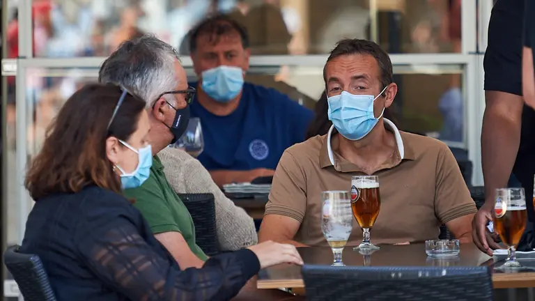 Las terrazas y calles de Pamplona en pleno verano durante la crisis del coronavirus. MIGUEL OSÉS
