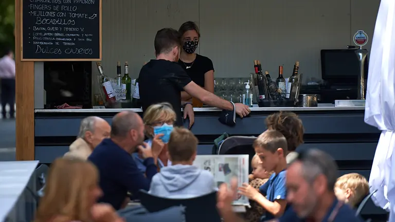 Las terrazas y calles de Pamplona en pleno verano durante la crisis del coronavirus. MIGUEL OSÉS