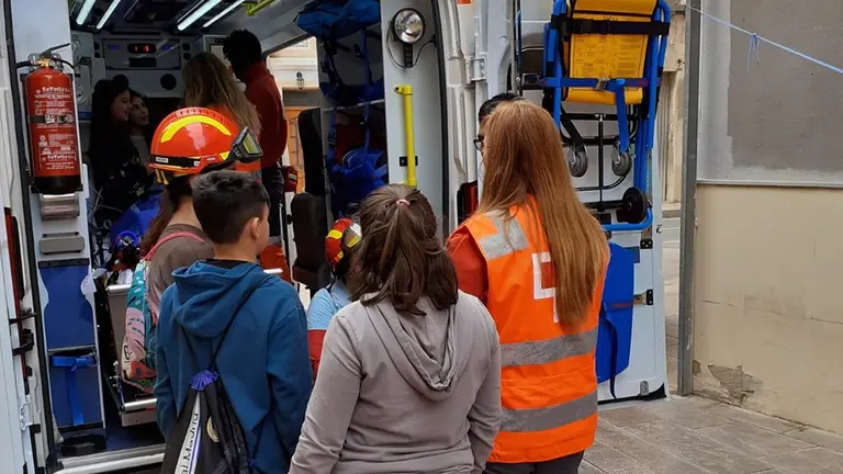Verónica trabajando como voluntaria en la unidad móvil de Cruz Roja

Verónica trabajando como voluntaria en la unidad móvil de Cruz Roja


31/7/2020