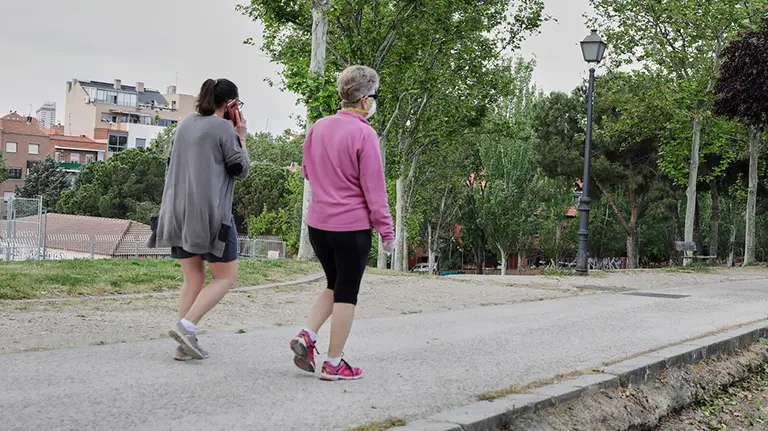 Transeúntes pasean por el parque de San Isidro, uno de los parques abiertos en la capital para evitar las aglomeraciones durante la desescalada ante el Covid-19 y donde los paseos y el deporte están permitidos siempre y cuando se cumplan las medidas de seguridad. En Madrid, (España), a 9 de mayo de 2020.

09 MAYO 2020;PARQUES;MADRID;SAN ISIDRO;COVID-19;CORONAVIRUS
  (Foto de ARCHIVO)

9/5/2020