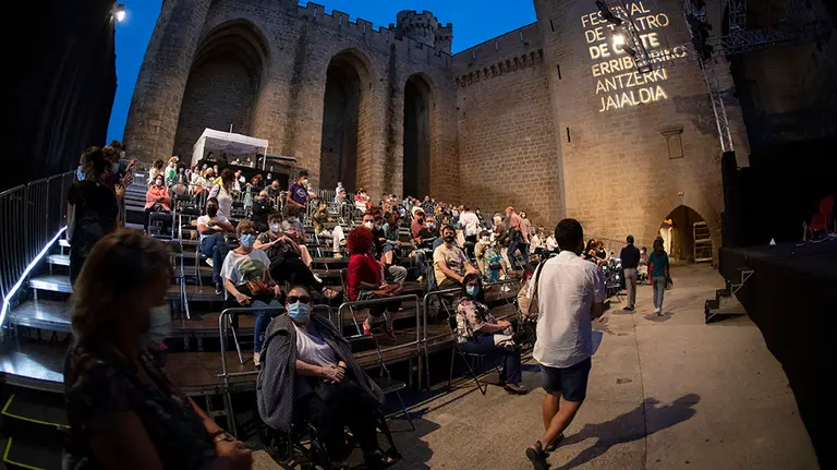 Público en La Cava para asistir a una obra del Festival de Teatro de Olite GOBIERNO DE NAVARRA