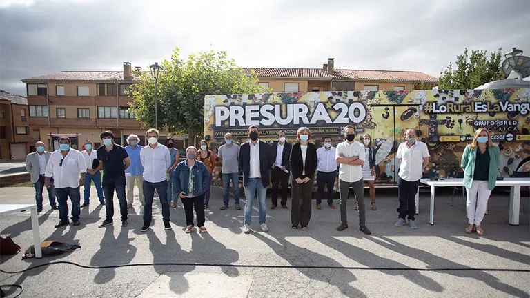 El &#39;Autobús de la Repoblación&#39; en Arroniz junto a autoridades locales, la consejera Esnaola y responsables de la iniciativa. GOBIERNO DE NAVARRA