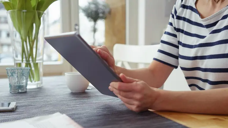 Un trabajador autónomo consulta su tablet ARCHIVO