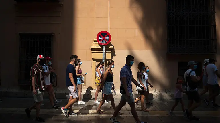 04 August 2020, Spain, Malaga: People are seen wearing face masks as a preventive measure against the Coronavirus (COVID-19), as they walk along a street in Malaga. Photo: Jesus Merida/SOPA Images via ZUMA Wire/dpa
ONLY FOR USE IN SPAIN

04 August 2020, Spain, Malaga: People are seen wearing face masks as a preventive measure against the Coronavirus (COVID-19), as they walk along a street in Malaga. Photo: Jesus Merida/SOPA Images via ZUMA Wire/dpa

4/8/2020 ONLY FOR USE IN SPAIN