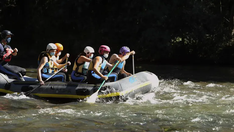 Un grupo de jóvenes desciende por el río Irati. GOBIERNO DE NAVARRA