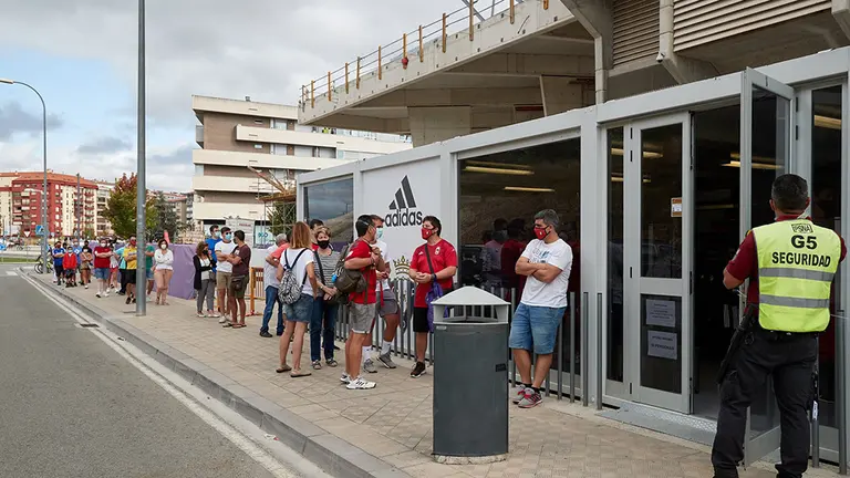 Fila para adquirir las nuevas equipaciones del centenario en la tienda de Osasuna. C.A. OSASUNA
