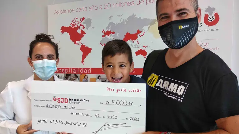 La familia de Elizabeth Wiese hace entrega de la donación a Marisa Pardo responsable de Obra Social. CEDIDA