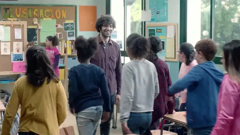 El actor David Verdaguer junto al reparto infantil en la película ‘Uno para todos’ de David Ilundain. CEDIDA