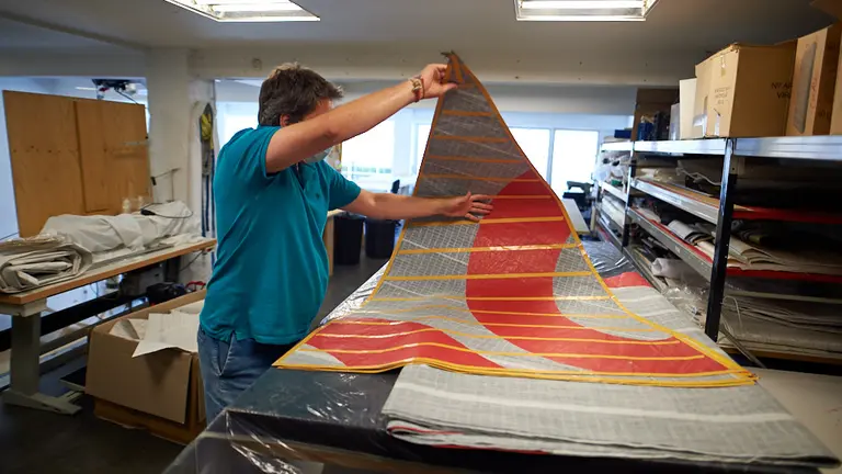 Dvelas, fabricantes de mobiliario con velas recicladas de barcos. MIGUEL OSÉS