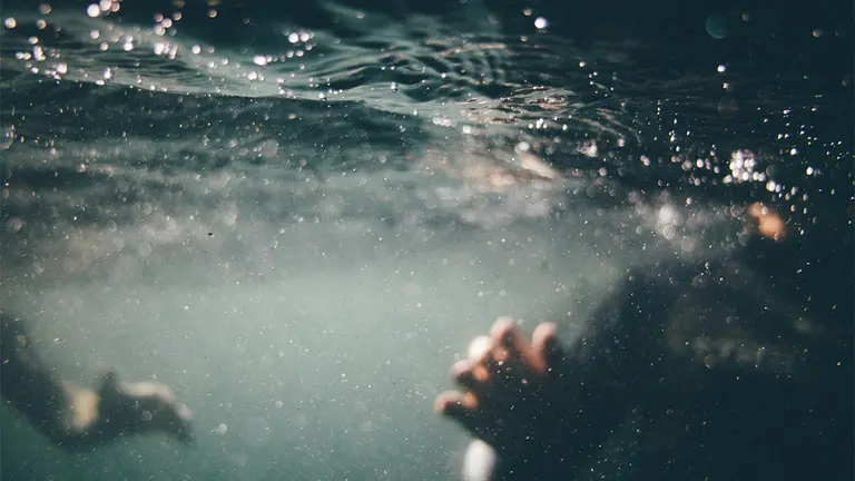 Imagen de una persona en una piscina. ARCHIVO