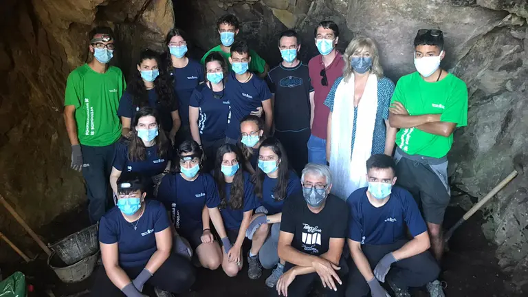 La consejera Ollo con las y los jóvenes que participan en el proyecto en el campo de voluntariado juvenil en Bera. GOBIERNO DE NAVARRA