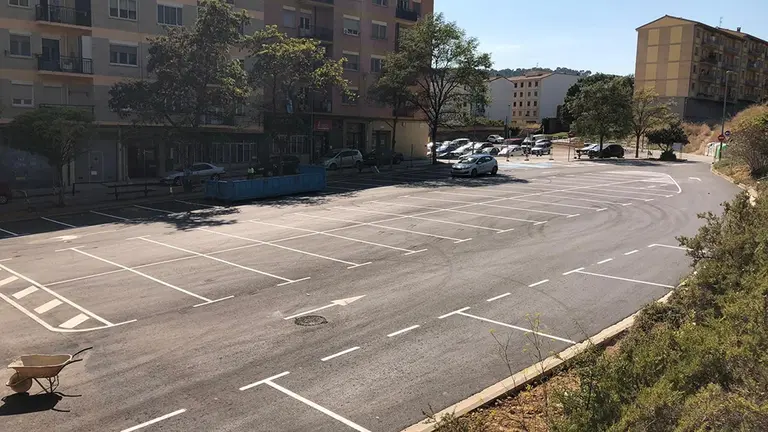 Apecto que presenta el parking Cordeleros de Estella tras los trabajos de asfaltado y reordenación. AYUNTAMIENTO ESTELLA