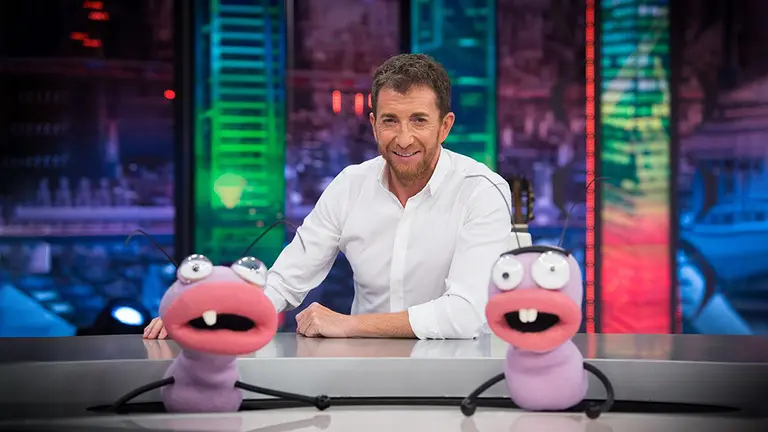 El presentador de El Hormiguero, Pablo Motos, junto a Trancas y Barrancas. ANTENA 3