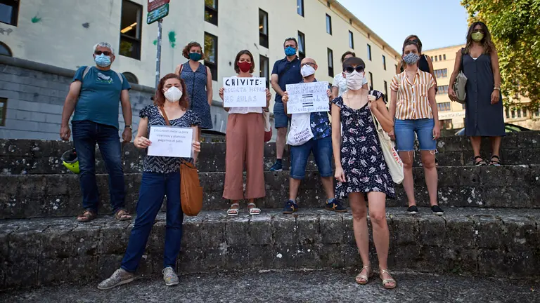 Concentración de profesores interinos de la Escuela de Arte por la decisión del Departamento de Educación de "recortar" un grupo de Bachillerato de esta escuela. MIGUEL OSÉS