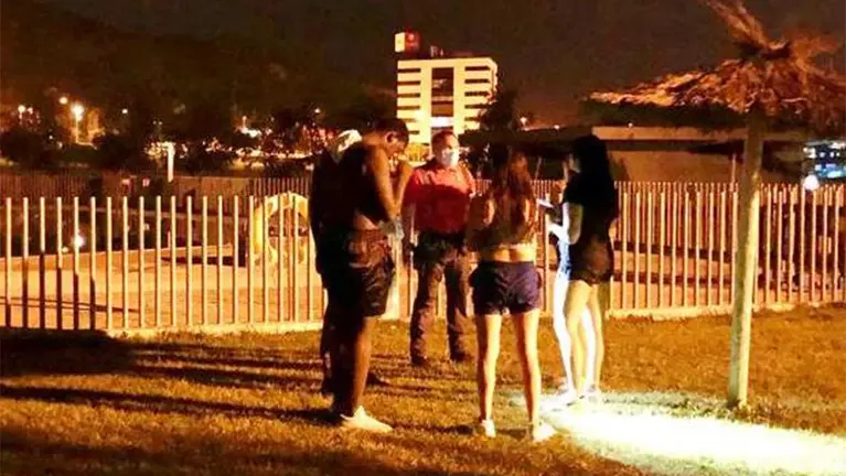 La Policía Foral junto a los denunciados por bañarse a las 2 de la mañana en las piscinas de Artica. TWITTER