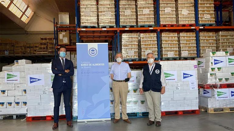 De izquierda a derecha, Miguel Bados, director de Comunicación y Relaciones Institucionales de El Corte Inglés; Joaquín Fernández y Ramón Navarro, presidente y vicepresidente, respectivamente del Banco de Alimentos de Navarra. EL CORTE INGLÉS