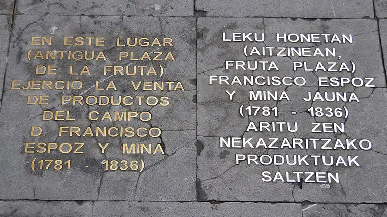 Placa en homenaje a Espoz y Mina situada en la Plaza Consistorial de Pamplona. WIKIPEDIA