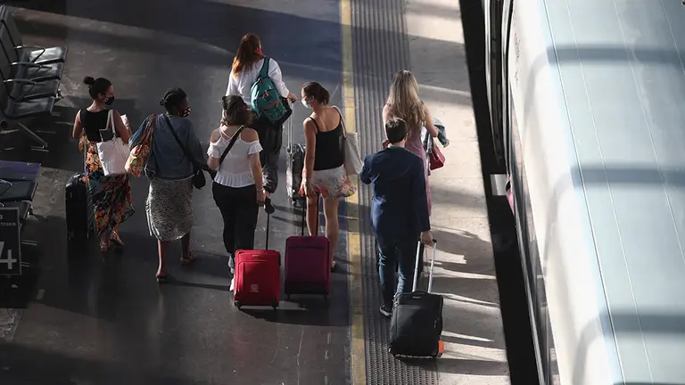 Viajeros caminan por uno de los andenes de la estaci&oacute;n de tren Madrid Puerta de Atocha, el d&iacute;a en el que comienza la operaci&oacute;n salida de verano, en Madrid (Espa&ntilde;a), a 3 de julio de 2020. La madrile&ntilde;a estaci&oacute;n de Atocha vive este viernes 3 de julio una 'Operaci&oacute;n salida' especial tras la crisis vivida por el Covid-19, con  "muchos menos" viajeros de los que hab&iacute;a en otros veranos y "con las medidas de seguridad e higiene pertinentes".

03 JULIO 2020;OPERACION SALIDA;VERANO;PUERTA DE ATOCHA;MADRID
  (Foto de ARCHIVO)

3/7/2020