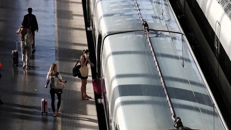 Viajeros caminan por uno de los andenes de la estación de tren Madrid Puerta de Atocha, el día en el que comienza la operación salida de verano, en Madrid (España), a 3 de julio de 2020. La madrileña estación de Atocha vive este viernes 3 de julio una 'Operación salida' especial tras la crisis vivida por el Covid-19, con  "muchos menos" viajeros de los que había en otros veranos y "con las medidas de seguridad e higiene pertinentes".

03 JULIO 2020;OPERACION SALIDA;VERANO;PUERTA DE ATOCHA;MADRID
  (Foto de ARCHIVO)

3/7/2020