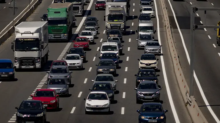 Atascos en el Km 17 de la A4 en el día en el que arranca, con una previsión incierta por la pandemia del coronavirus, la ‘Operación Salida' del verano, en Madrid (España), a 3 de julio de 2020. La 'Operación Salida' de la DGT constará, como es tradición, de cuatro fases: la primera, que se desarrollará entre el viernes 3 de julio y el domingo 5 de julio; la fase 2, del viernes 31 de julio al domingo 2 de agosto; la fase 3, del viernes 14 de agosto al domingo 16 de agosto; y la 'Operación Retorno', del viernes 28 de agosto al 31 de agosto.

03 JULIO 2020;OPERACION SALIDA;VERANO;PUERTA DE ATOCHA;MADRID;A4;MADRID;DGT
  (Foto de ARCHIVO)

3/7/2020