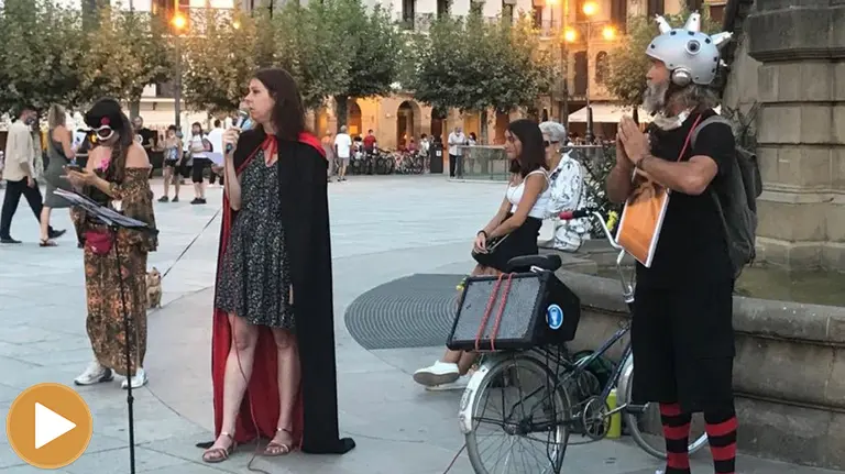 Concentración contra el uso de mascarillas en la plaza del Castillo de Pamplona (player) TWITTER (@esparzahueto)
