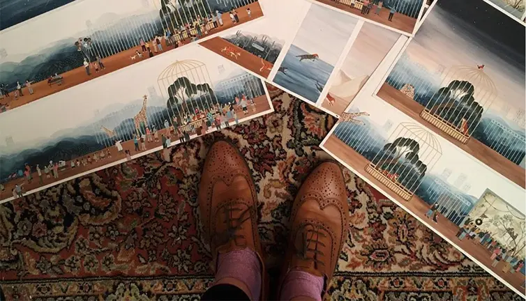 Miren Asiain con alguna de sus ilustraciones. CEDIDA