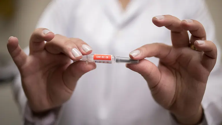 30 July 2020, Brazil, Sao Paulo: A staff member of the Emilio Ribas Institute of Infectiology shows a vile containing a newly developed coronavirus vaccine as part of its third testing phase by Chinese pharmaceutical company Sinovac. Photo: Andre Lucas/dpa
ONLY FOR USE IN SPAIN

30 July 2020, Brazil, Sao Paulo: A staff member of the Emilio Ribas Institute of Infectiology shows a vile containing a newly developed coronavirus vaccine as part of its third testing phase by Chinese pharmaceutical company Sinovac. Photo: Andre Lucas/dpa

30/7/2020 ONLY FOR USE IN SPAIN