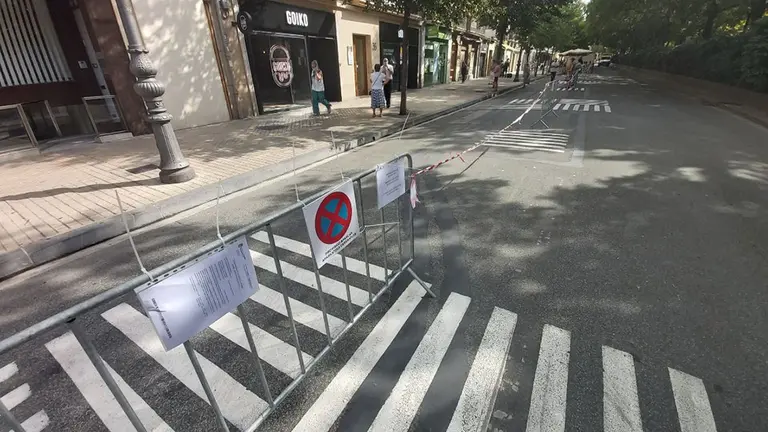 Vallas que señalan la prohibición de aparcar y transitar por el Paseo Sarasate por el rodaje de una película. NAVARRACOM
