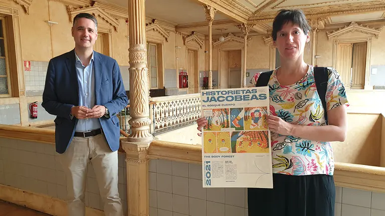 El director general de  Cultura, Ignacio Apezteguía, y la autora del cómic, Irati Fernández. GOBIERNO DE NAVARRA