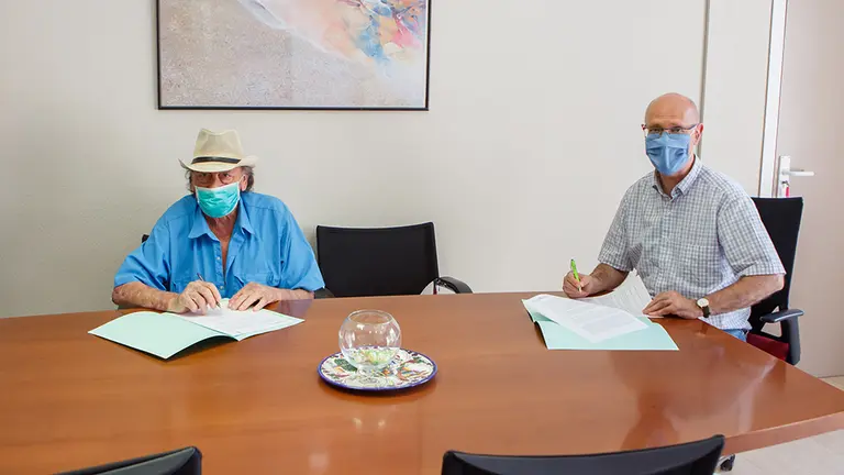 El presidente de la Federación “Gaz Kaló”, José Jiménez y el director general de Derechos Sociales, Andrés Carbonero, en el momento de la firma. GOBIERNO DE NAVARRA