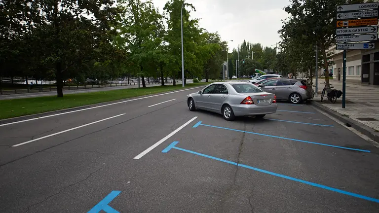 Aparcamiento en espiga en  la calle Cuesta de la Reina de Pamplona. MIGUEL OSÉS